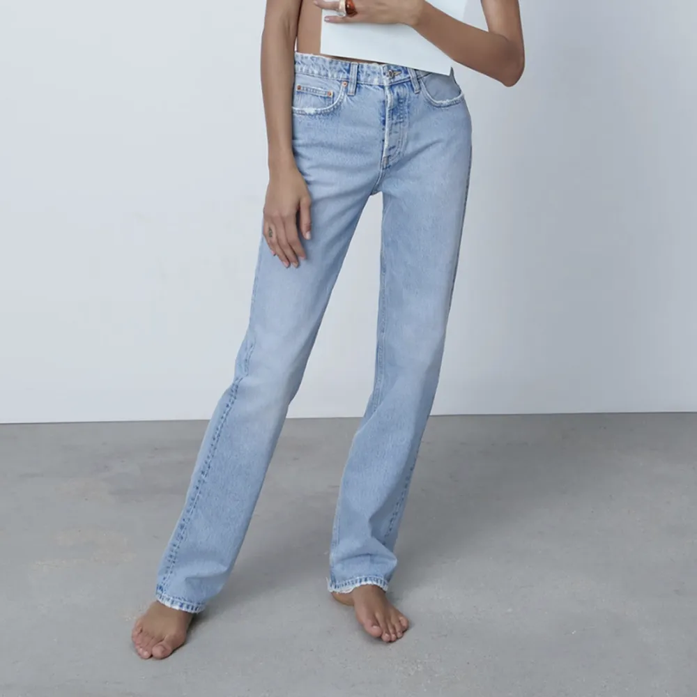 Zara jeans i straight modellen. Säljer då de ej passar längre. Jeansen är i bra skick. Jeansen på den första bilden är samma som på de två andra.. Jeans & Byxor.