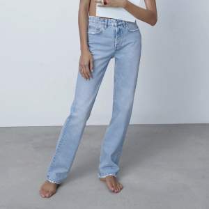 Zara jeans i straight modellen. Säljer då de ej passar längre. Jeansen är i bra skick. Jeansen på den första bilden är samma som på de två andra.