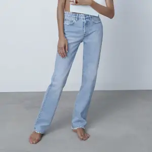 Zara jeans i straight modellen. Säljer då de ej passar längre. Jeansen är i bra skick. Jeansen på den första bilden är samma som på de två andra.
