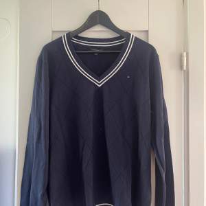V-ringad märkessweatshirt  Aldrig använd, storlek XL/XXL Köpt för 1139kr, säljer för 499kr