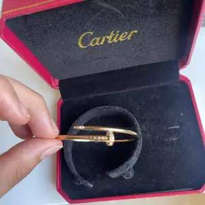 Armband kopia från Cartier aldrig använd. Kan fraktas köpare står för fraktkostnad. 