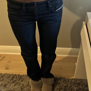 Lågmidjade diesel jeans  - Säljer mina jättefina lågmidjade jeans från diesel! Storlek W27 L32.  Skriv privat för fler frågor 💕💕