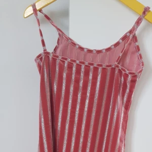 Klänning - En fin ganska kort klänning. Storlek 134.