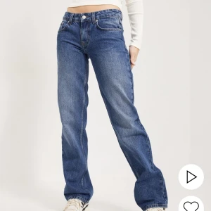 Lågmidjade jeans - Skulle säga att de e små i storleken 💞Använda en gång då de är något tighta 