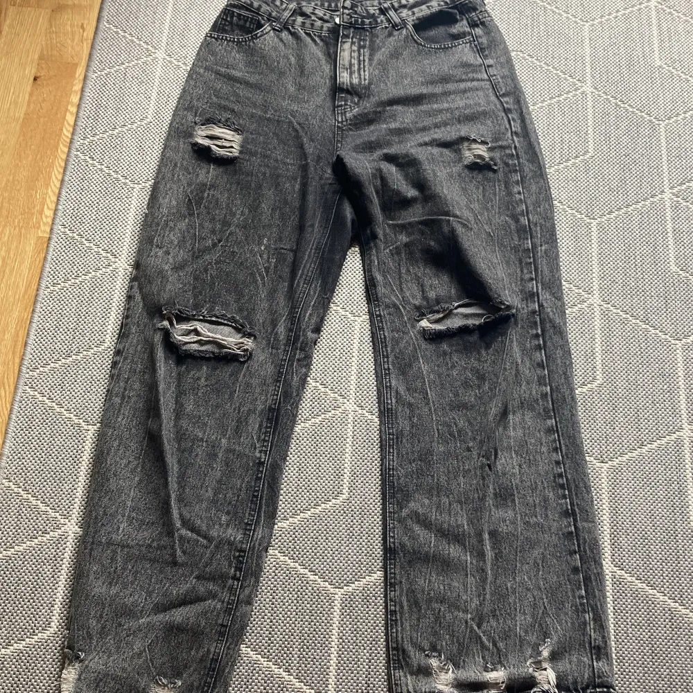 Snygga jeans från shein. Säljer pga att de inte kommit till användning💓. Jeans & Byxor.
