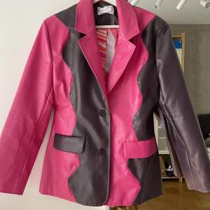 Säljer denna helt otroliga och dessutom nya Hosbjerg läderjackan i lila och rosa i storlek M! Älskar den men har den i en annan färgkombo⭐️nypris 120€ (1425kr)❤️