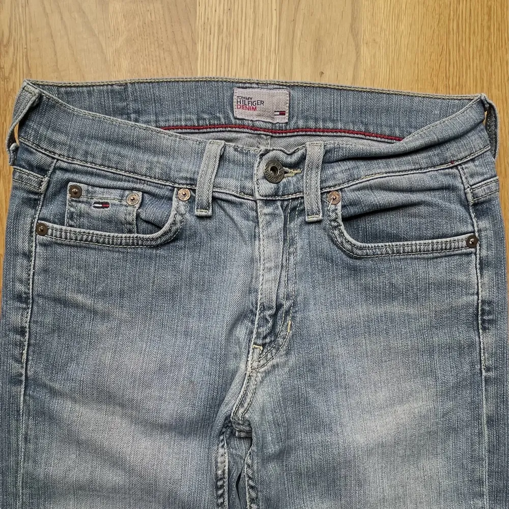Lågmidjade Tommy Hilfiger jeans i light wash. Nypris 1,200kr. Pm för fler bilder och mått🌟. Jeans & Byxor.