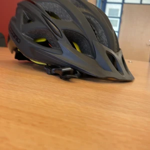 Galen cykelhjälm  - Flash sale galen hjälm med sin visor med mipps