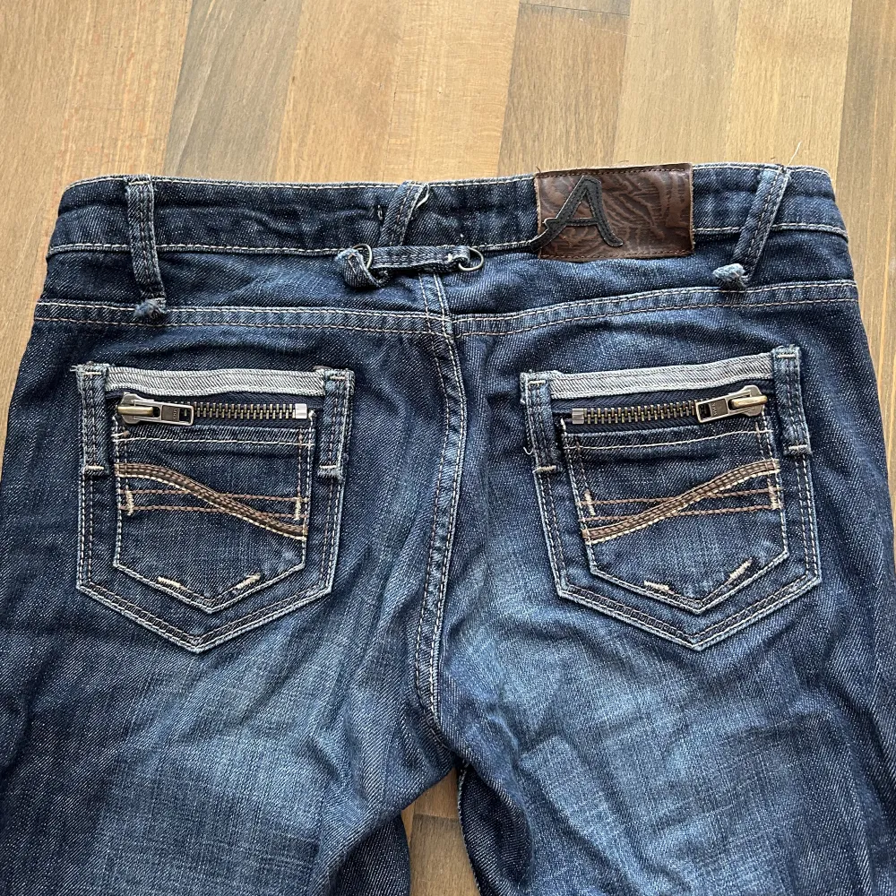 Skitsnygga mörkblå lågmidjade bootcutjeans från amisu med coola detaljer på bakfickorna🙌🏻strl 28 men passar mig som brukar ha 25/26/27 i midjan och är 170💗. Jeans & Byxor.