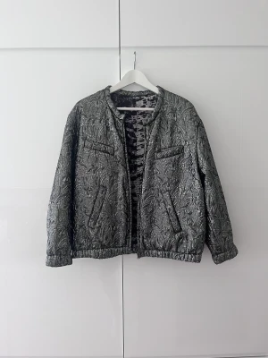Isabel marant jacka  - Isabel marant x hm jacka i mycket fint skick. Den är vändbar och har alltså två olika mönster möjliga. Perfekt till våren 🥰