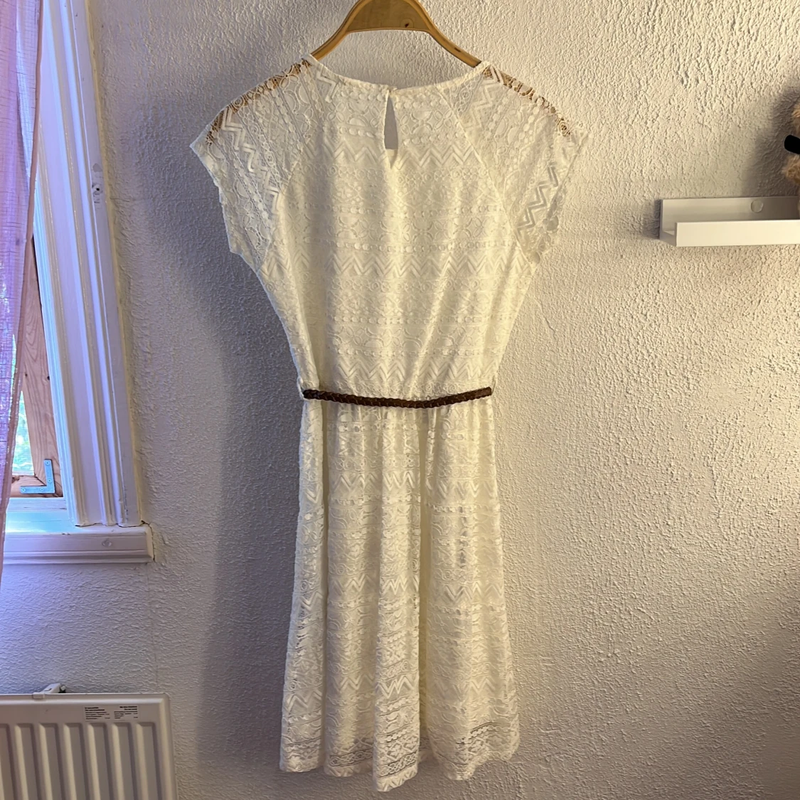 Vit spettsklänning med skärp - 90