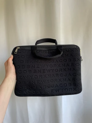 Marc by Marc Jacobs datorfodral  - Hej! Jag säljer mitt svarta datorfodral i neopren från Marc by Marc Jacobs. Väldigt bra skick med endast lite slitage på ena sliverhandtaget på dragkedjan!  MacBook Air 13” får plats utan problem.  