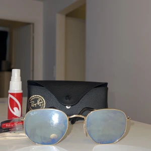 Raybans i nyskick! - Unika Ray-Bans i nyskick! Knappt använda och fodral tillkommer. Köpta från Lensway för 1 år sedan. Vid köp av flera kan paketpris diskuteras. Nypris är 1490kr. 