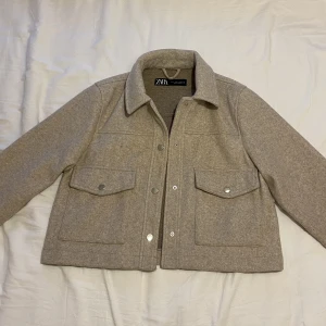 Zara kappa - Säljer denna jätte fina zara kappan i storlek S! Perfekt nu till hösten och ett super bra skick! 🤎🕯️🍂