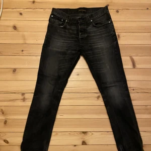 Nudie jeans - Grå svarta nudie jeans i jättebra skick!