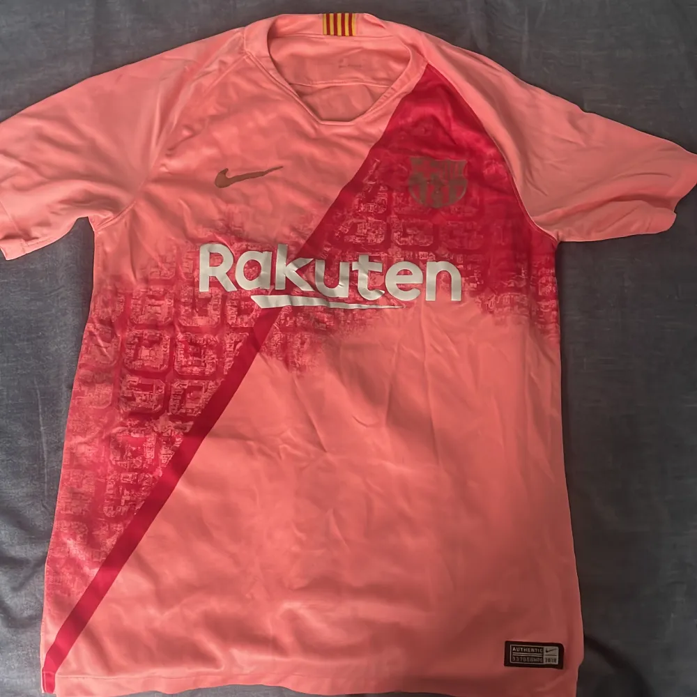 Orange/rosa Barca tröja. (Inte äkta)  lite sliten därför lågt pris. Köpte i Grekland för 499 kr  Storlek : S  Pris: 199kr  . T-shirts.