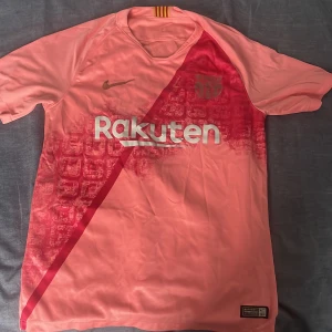 Fotbollströja  - Orange/rosa Barca tröja. (Inte äkta)  lite sliten därför lågt pris. Köpte i Grekland för 499 kr  Storlek : S  Pris: 199kr  