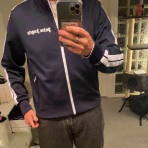 Palm Angles  - Säljer min Palm Angels zip tröja, använd en gång. Storlek Medium. I fint skick och passar till allt. Nypris 5500kr från Farfetch. Köparen står för frakten, hör av er vid intresse! 