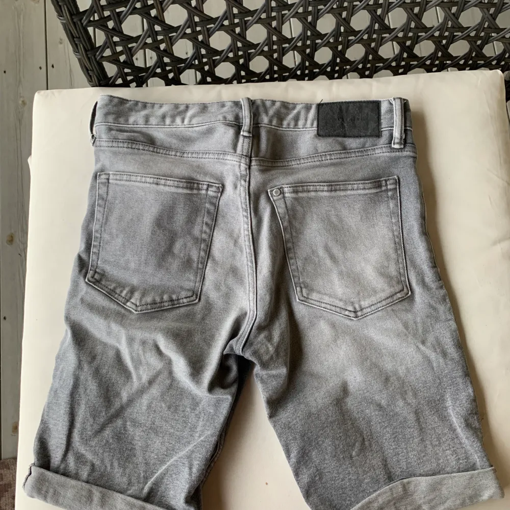 Grå jeansshorts från HM i storlek 29 Använda fåtal gånger, i väldigt bra skick . Shorts.