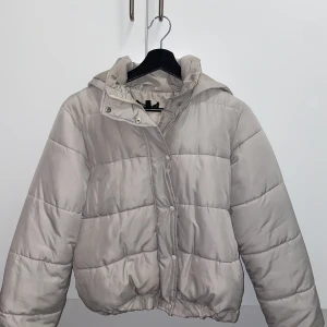 Ljusgrå jacka - Puffig jacka perfekt för hösten. Väldigt lite använd. Kanske 3-4 gånger. Storlek: S