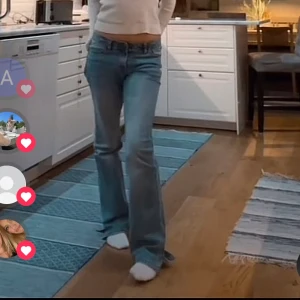 Brandy Melville jeans  - Säljer mina fina Brandy Melville jeans. Tror inte den modellen jag har finns kvar men första bilden är liknande. (Första bilden är från min tiktok) jätte fin färg och passar till alla toppar.