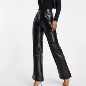 Nytt oanvänd byxor (ASOS Design) - Otroligt snygga, oanvänd svarta raka byxor i glansig läderimitation.  Dom sitter så bra och formar verkligen kroppen.