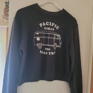 Pull & Bear Sweat stl.S - Suprmjuk Sweat Cropoed gråblå m tryck. Sparsamt använd. "Pacific Girls"