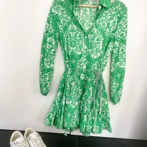 klänning - mönstrad klänning i grönt och vitt