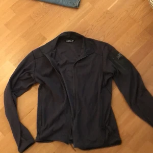 Arcteryx fleecetröja  - Fleecetröja från märket arcteryx. Väldigt bra skick och knappt använd. Nypris runt 1200kr Köpt på naturkompaniet.