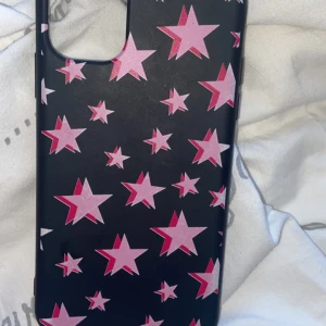 Ett mobilskal storlek iPhone 11 - En snyggt svart mobilskal från shein med stjärnor  jättebra skick ❤️ iPhone 11
