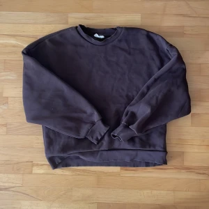 Brun sweatshirt  - Brun tröja från Gina i storlek L men sitter som en xs/s