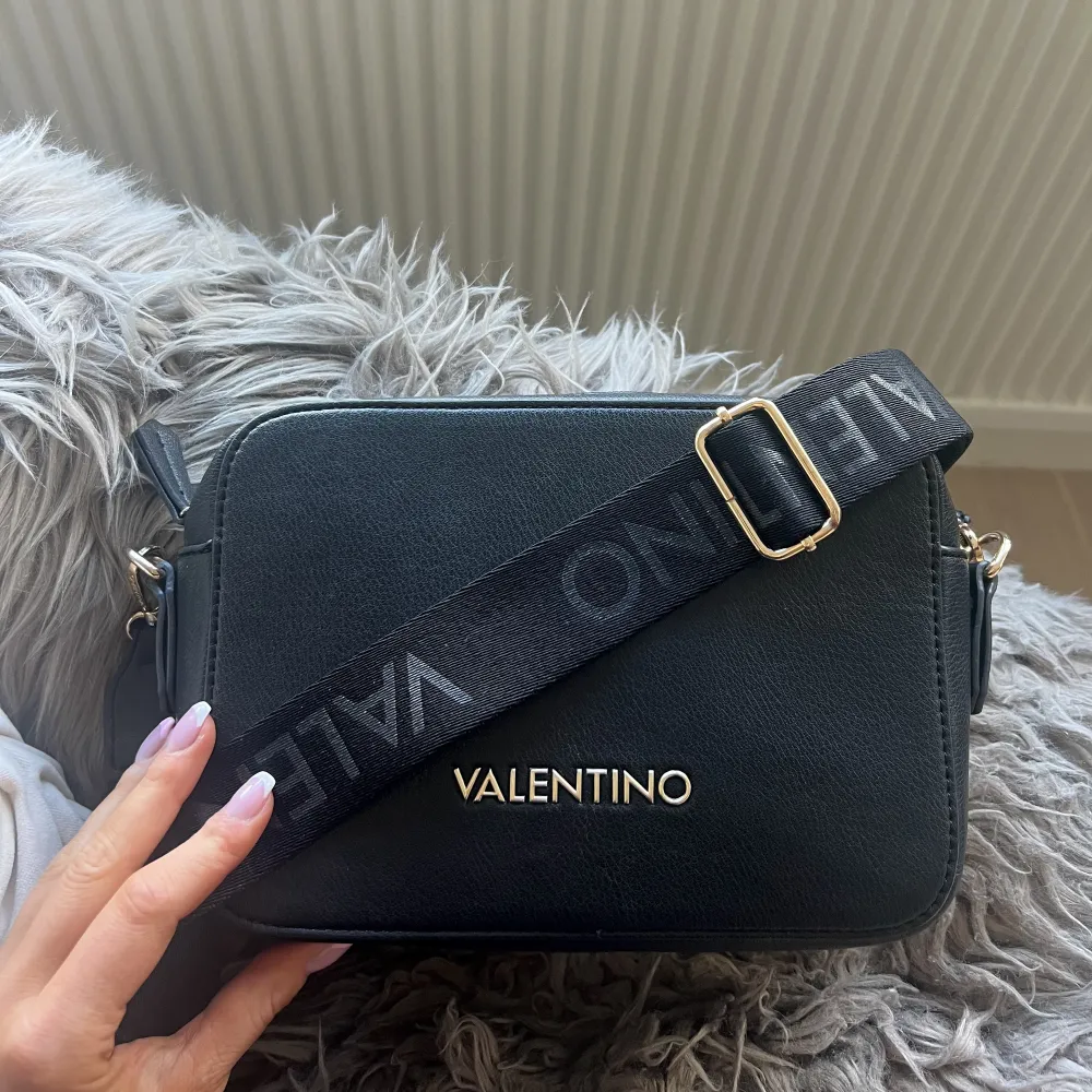 Superfin väska från Valentino!🖤 Rymlig och passar perfekt till vardag eller uppklädnad. Två band medföljer.👜. Väskor.