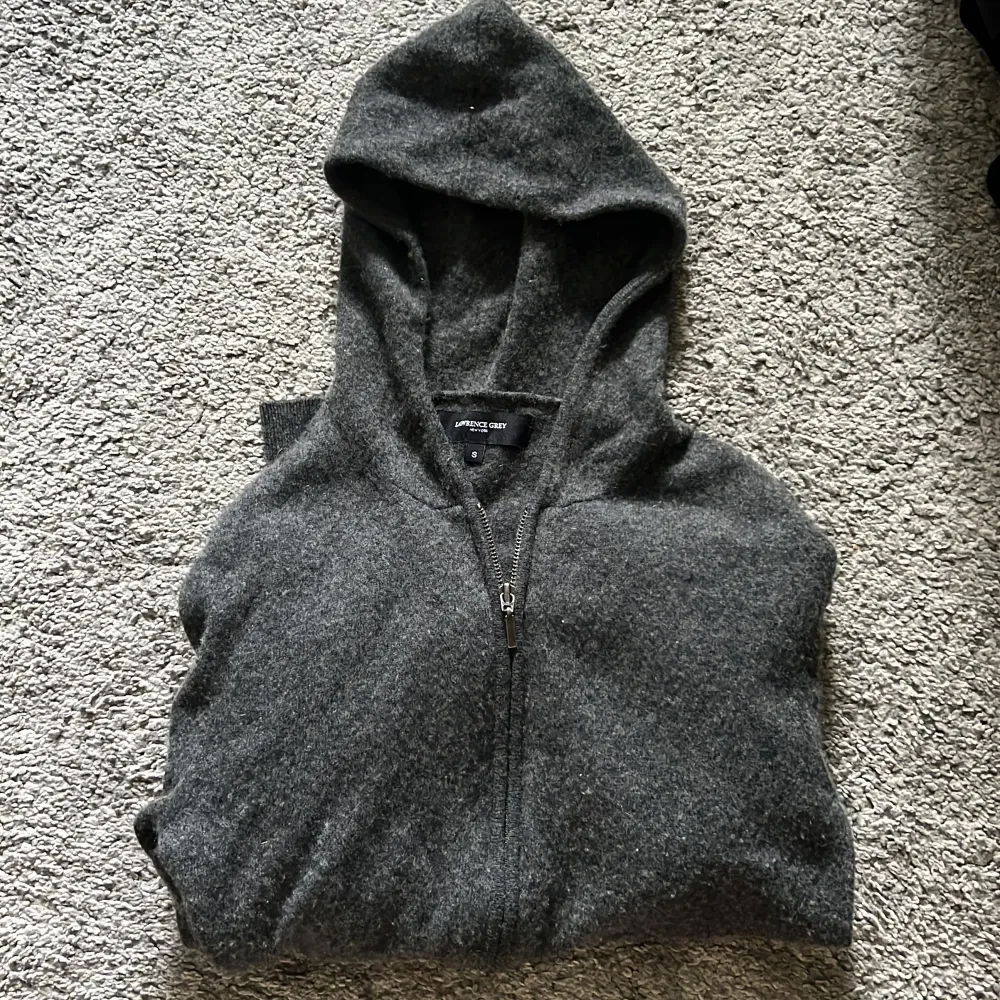 Säljer min mörkgråa Kashmir hoodie. Den är som gott som ny och finns inga fel med den.. Hoodies.