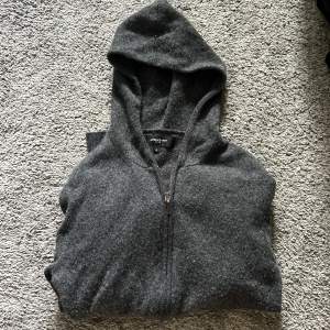 Säljer min mörkgråa Kashmir hoodie. Den är som gott som ny och finns inga fel med den.