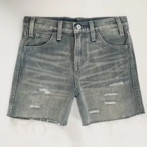 midja: 66 🤍 vintage Levis jeansshorts 🤍 för små för mig så har inga bilder med de på 🤍 läs POLICY & FRAKT (i gillade inlägg) innan du skriver 🤍 använd gärna ”köp nu” 🤍 