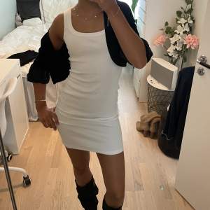 basic ribbad vit klänning från Hm! ✨Säljer samma i svart kolla in mitt konto💕