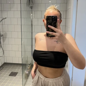 Croptop - Basic fin croptop. Ska egentligen ha kedjor till axelband men det ena gick sönder, fästena är hela så man kan köpa egna band om man vill.  Knappt använd så den är toppskick.  Katt finns i hemmet <3 