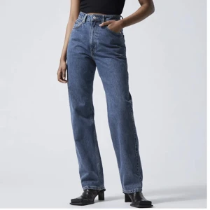 Jeans Rowe - Jeans från weekday i modellen Rowe extra high straight jeans. Mycket bra skick! Storlek 26/32, perfekt längd för mig som är 171 