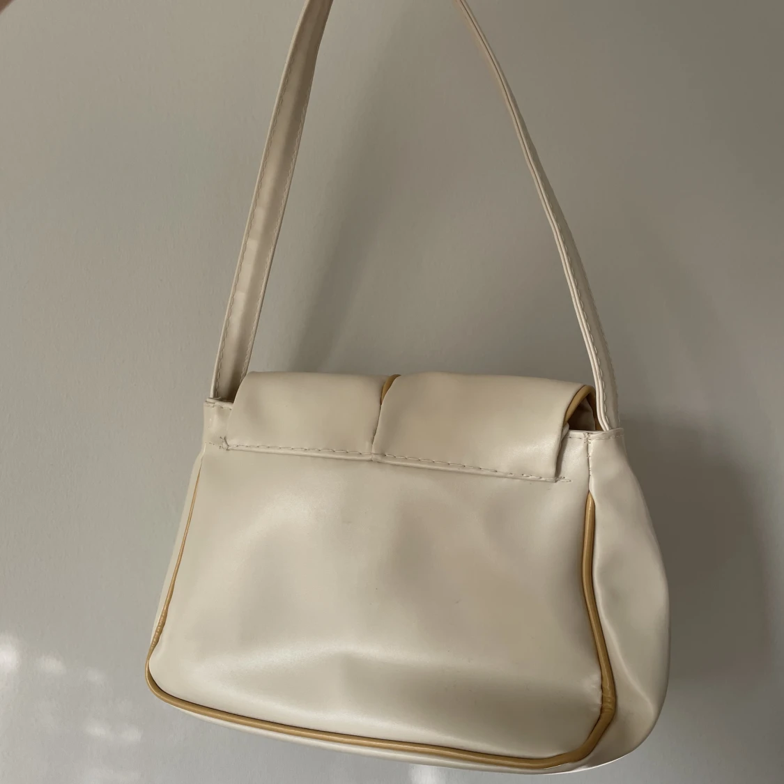 Väsa i krämvitt - 90