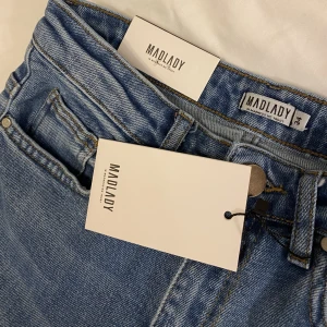 Madlady Jeans Nya 34 TALL - Säljer dessa snygga jeans från madlady då dom tyvärr är för små för mig. Köpte för 649 och säljer för 350kr. Alla lappar är kvar o byxorna är endast testade. Hör av er för frågor osv🤍