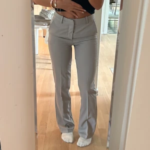 Grå kostymbyxor - Säljer dessa ljusgrå kostymbyxor från Bikbok i stl 34🩷 dom är mid/highwaist och uppsydda till någon som är 160! Tror inte dom säljs längre. Knappt använda! (Mina bilder)