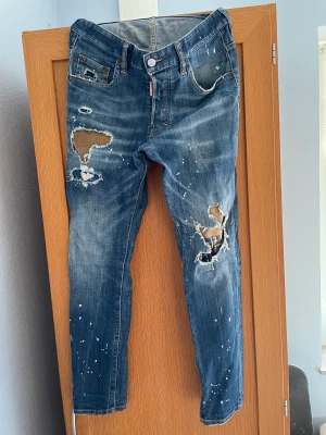 Dsquared2 jeans - Storlek 46 passar folk mellan 160-175 Max, hål under dsquared märket på framsidan i mitten högt upp. Mer bilder privat, 100%äkta 