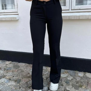 Kostymbyxor  - Hej säljer dessa sjukt fina kostymbyxor från design by si då dom inte passar mig. Dom är helt oanvända förutom när jag försökte sätta på mig dom. Då dom är helt oanvända säljer jag dom för samma pris som på hemsidan. Skriv till mig privat för mer info!❤️❤️