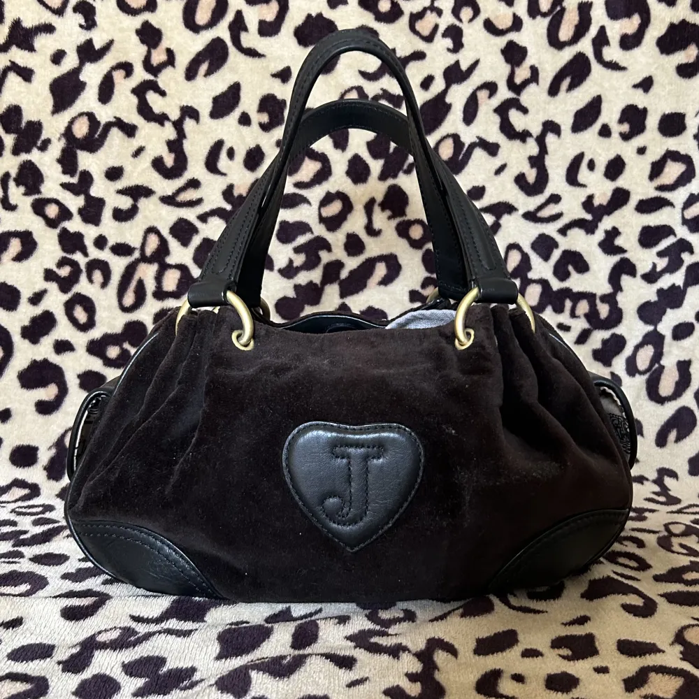 🚨Gratis frakt🚨 Säljer ännu en jättefin juicy couture handväska i nästan perfekt skick, fickspegeln inuti finns och har inga skador. Använd gärna köp nu om du vill köpa den, först till kvarn som gäller💕💞. Väskor.