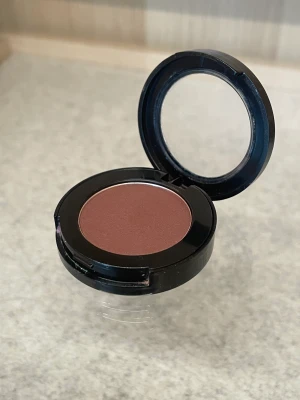 Lila ögonskugga - Mörklila matt ögonskugga 💜