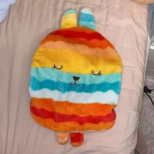 Fluffy craftholic bunny plushy gosedjur - mjuk kanin gosedjur som egentligen ska ha en filt inuti. Jag har dock tappat bort filten därav priset men man kan ta vilken filt som helst och lägga in☺️den är nytvättad och har en hål där man kan stoppa in armen för att hålla om man vill det,haft den i 1å