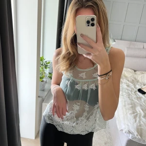 Fin tröja i Mesh med brodyr - Tunn tröja i mesh med glitter brodyr i nyskick