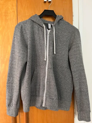 Tröja  - Tjocktröja som är använd 1-2ggr så är i nyskick. Tröjan är i strl L men passar mer M