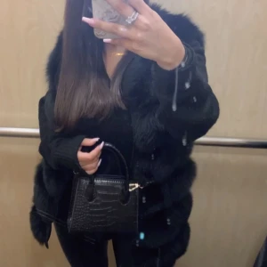 PÄLSVÄST - Jag säljer denna pälsväst i äkta päls, har tagit väl hand om den, pälsen är fortfarande superfräsch och fin! Köpt för 3500.