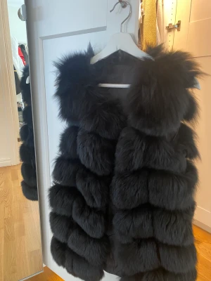 Päls väst - Pälsväst köpt från ett instagram konto. Kommer inte till användning. Fin till höst och vinter!! Äkta päls! 